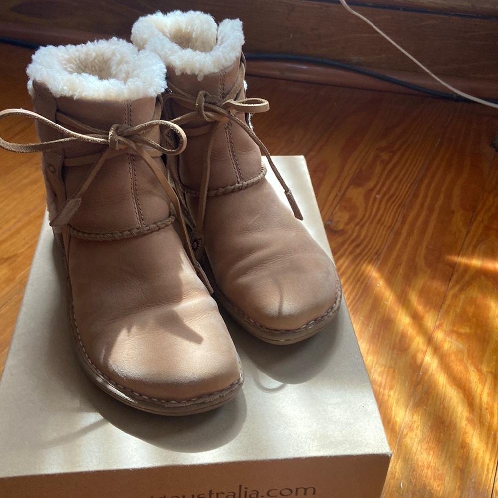 UGGs LaJolla Cork Size 6. EUC